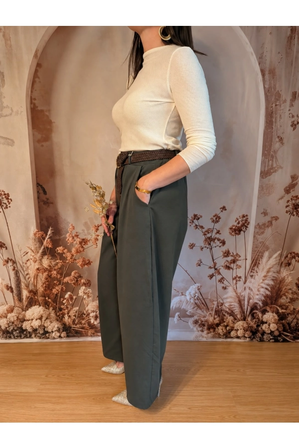 Zielone spodnie damskie barrel z plecionym paskiem – ciemna oliwka - Celebracja Butik